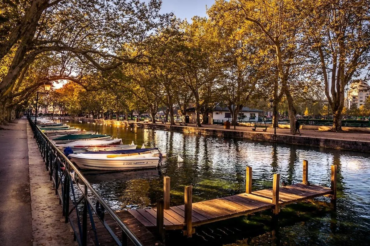Golden Beach Parking Proche Du Lac Annecy France
